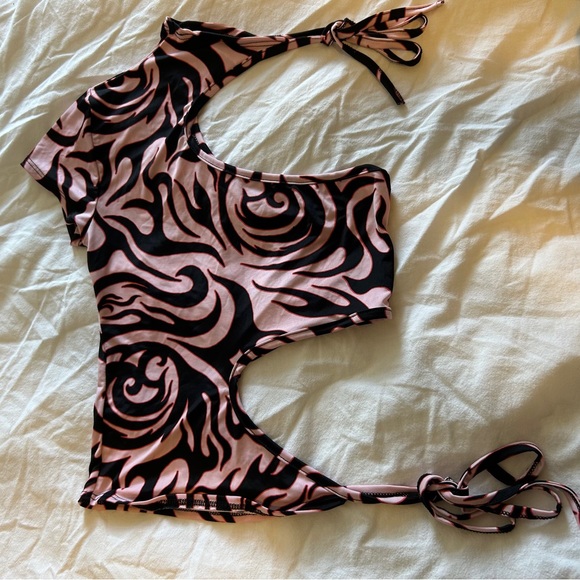 One by One Pink/Black Spiral Swirl Cutout Tie Up Top - Picture 2 of 5